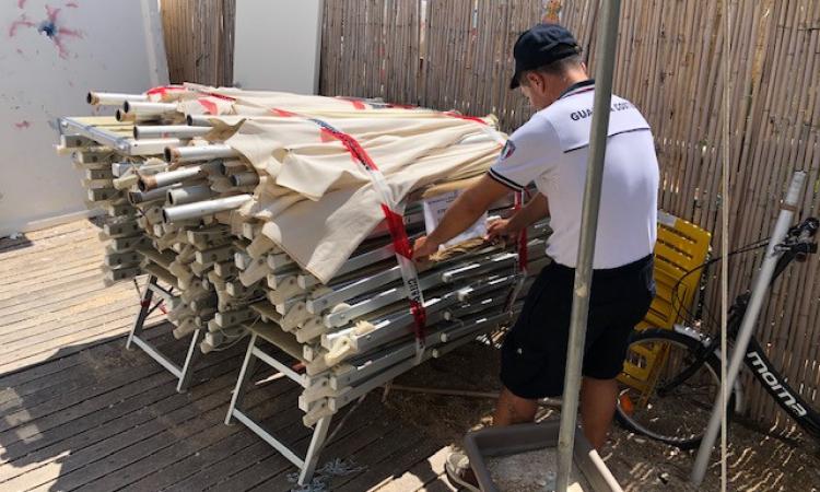 Porto Recanati, sequestrati decine di lettini e ombrelloni abusivi sulla spiaggia libera Porto Recanati, sequestrati decine di lettini e ombrelloni abusivi sulla spiaggia libera