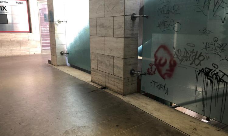 Macerata, degrado e  inciviltà alla “Galleria del Commercio”: la protesta dei cittadini (FOTO)