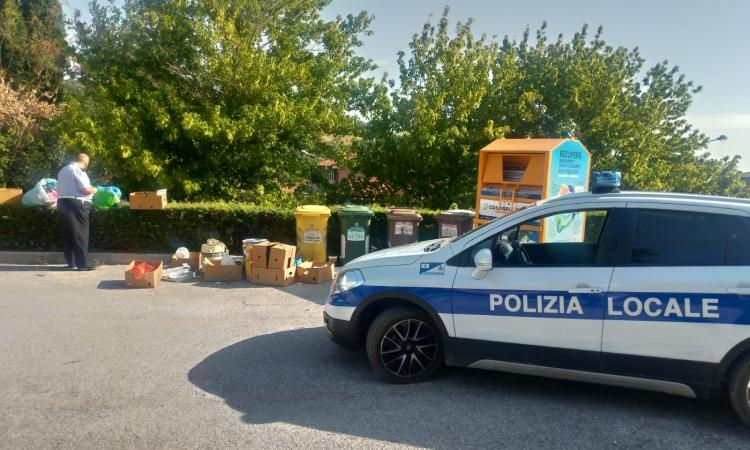 San Severino, beccato ad abbandonare rifiuti nei pressi dell'isola ecologica: multato