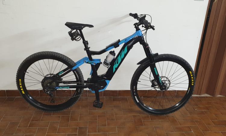 Civitanova, ruba un'e-bike al porto e si dà alla fuga: beccato dalle telecamere (VIDEO) Civitanova, ruba un'e-bike al porto e si dà alla fuga: beccato dalle telecamere (VIDEO)