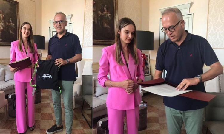 Civitanova, il sindaco omaggia la ballerina Marta Bentivoglio: neodiplomata all'Accademia del Teatro alla Scala Civitanova, il sindaco omaggia la ballerina Marta Bentivoglio: neodiplomata all'Accademia del Teatro alla Scala
