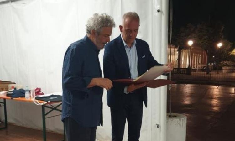 Civitanova, 6 bis e 15 minuti di applausi: Nicola Piovani incanta il pubblico del Varco sul mare Civitanova, 6 bis e 15 minuti di applausi: Nicola Piovani incanta il pubblico del Varco sul mare