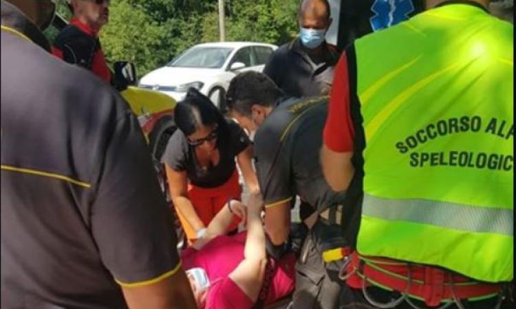 Sarnano, donna scivola lungo un sentiero: interviene la squadra del Soccorso Alpino Sarnano, donna scivola lungo un sentiero: interviene la squadra del Soccorso Alpino