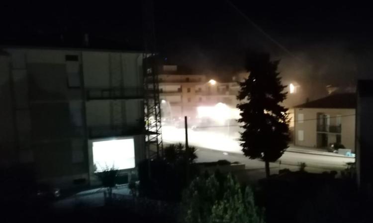 Rapina a Trodica, ladri sfondano l'ingresso della banca con un carro attrezzi: scardinato lo sportello bancomat Rapina a Trodica, ladri sfondano l'ingresso della banca con un carro attrezzi: scardinato lo sportello bancomat