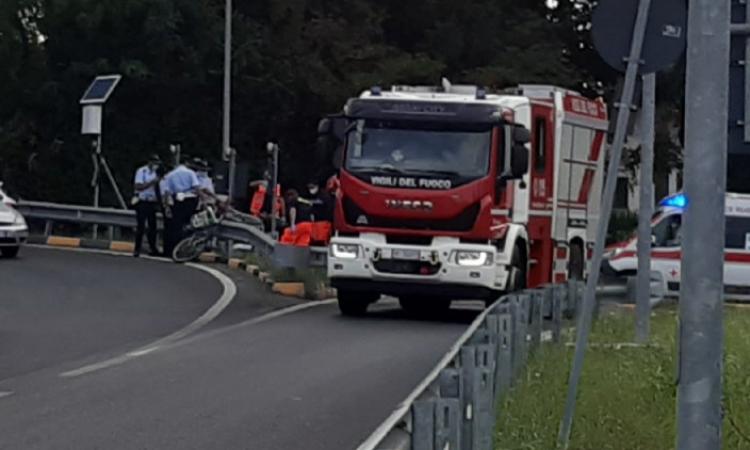 Macerata, perde il controllo della bici e si schianta contro il guardrail: giovane in codice rosso a Torrette Macerata, perde il controllo della bici e si schianta contro il guardrail: giovane in codice rosso a Torrette
