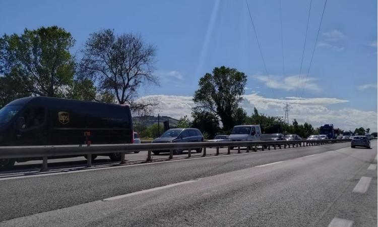 Montecosaro, caos lungo la superstrada: incidente tra due auto, traffico bloccato