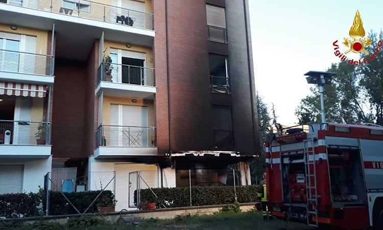 Macerata, fiamme in un condominio: paura in via Panfilo Macerata, fiamme in un condominio: paura in via Panfilo