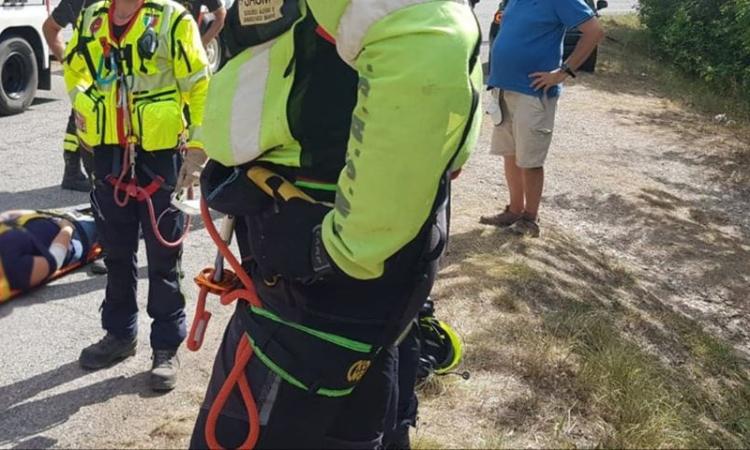 Rovinosa caduta sul lungolago di Fiastra: donna recuperata in eliambulanza