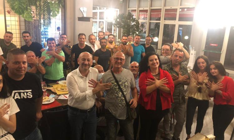 Macerata, Narciso Ricotta a cena con la comunità albanese: foto e sorrisi con la candidata Ariana Hoxha