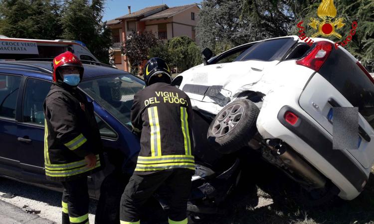 Treia, schianto lungo la Statale: due feriti al Pronto Soccorso