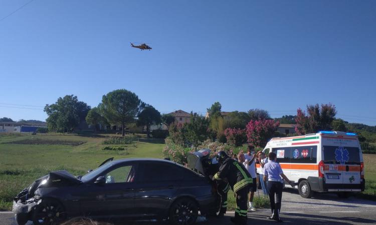 Carambola tra 4 auto lungo la "Carrareccia": grave un uomo, trasportato a Torrette (FOTO e VIDEO)