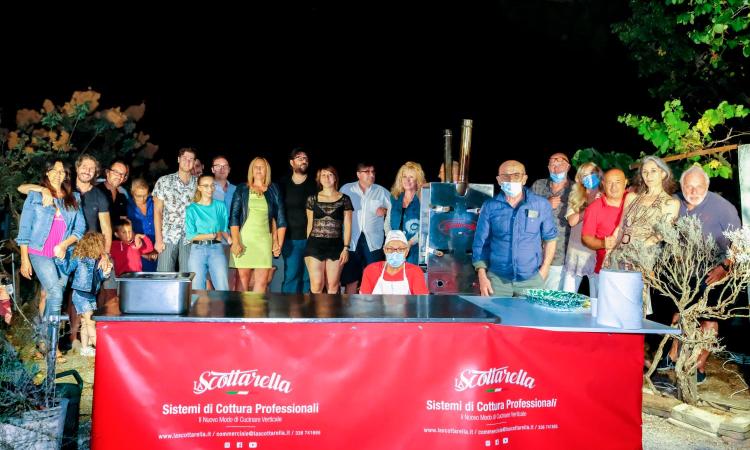 Macerata, "La Scottarella" protagonista alla cena della redazione di Picchio News (VIDEO) Macerata, "La Scottarella" protagonista alla cena della redazione di Picchio News (VIDEO)