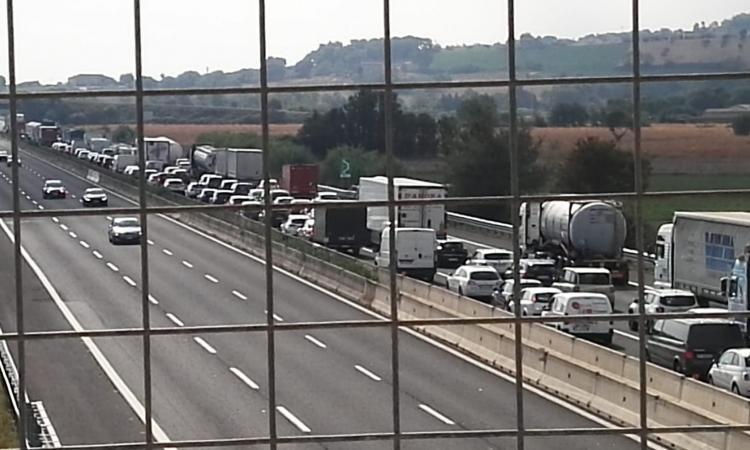 Civitanova, camper si ribalta in autostrada: traffico bloccato in direzione sud