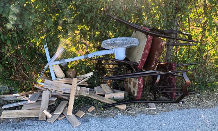 Pollenza, discarica a cielo aperto in contrada Piane del Chienti: l'ira dei residenti Pollenza, discarica a cielo aperto in contrada Piane del Chienti: l'ira dei residenti