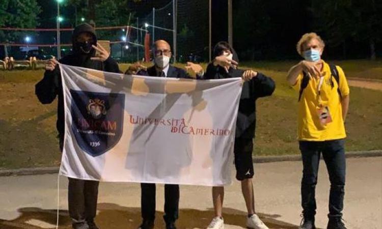 Camerino, il maltempo non ferma il "Phoenix Festival": in mille ad applaudire Camerino, il maltempo non ferma il "Phoenix Festival": in mille ad applaudire