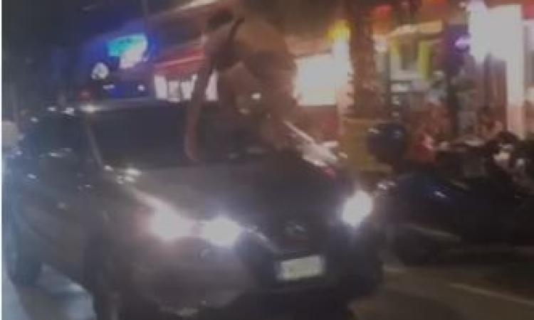Civitanova, perde una "gara di cicchetti" e in mutande salta sopra un'auto ubriaco (VIDEO)