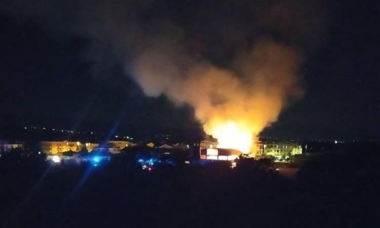 Paura a Montecosaro: capannone in fiamme nella notte