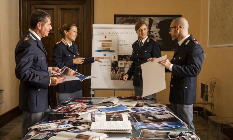 Presentato il calendario 2021 della Polizia di Stato: il ricavato devoluto per l'emergenza Covid-19 Presentato il calendario 2021 della Polizia di Stato: il ricavato devoluto per l'emergenza Covid-19