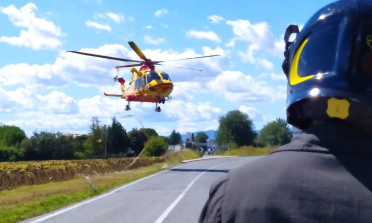 Macerata, auto sbanda e finisce contro una recinzione: due feriti, ragazza trasferita a Torrette Macerata, auto sbanda e finisce contro una recinzione: due feriti, ragazza trasferita a Torrette
