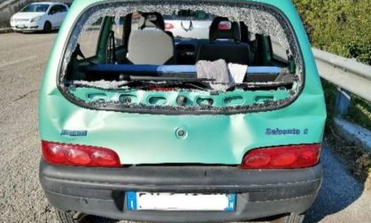 Macerata, torna alla macchina e trova il vetro spaccato: brutta sorpresa per un maceratese Macerata, torna alla macchina e trova il vetro spaccato: brutta sorpresa per un maceratese