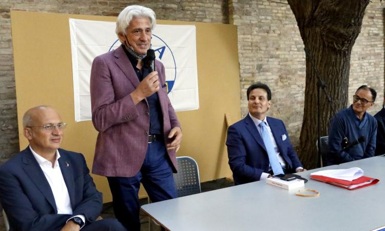 Magdi Allam a Macerata per appoggiare Parcaroli e Alessandrini: "L'Italia si sta autodistruggendo" Magdi Allam a Macerata per appoggiare Parcaroli e Alessandrini: "L'Italia si sta autodistruggendo"