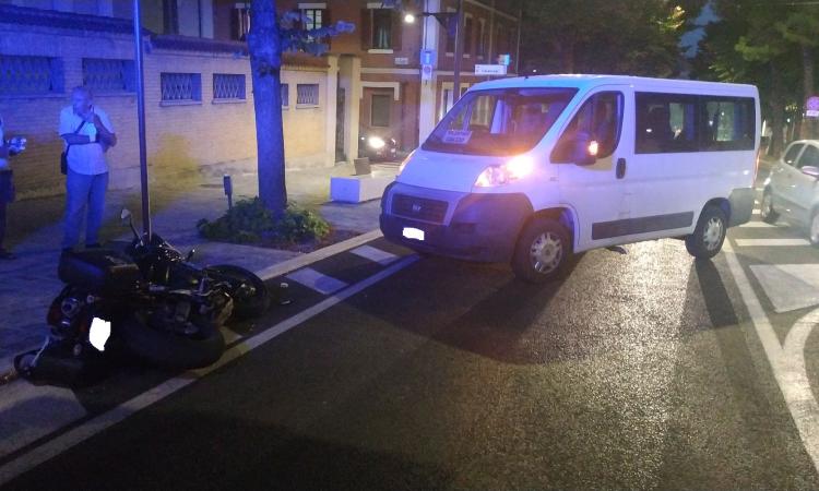 Macerata, minibus contro moto: soccorso centauro Macerata, minibus contro moto: soccorso centauro