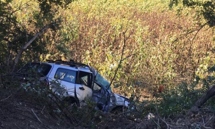 Corridonia, sbanda con l'auto e rimane incastrato tra le lamiere: trasportato a Torrette in gravi condizioni (FOTO)