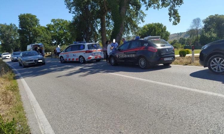 Montecassiano, investita da una bici cade a terra e batte la testa: donna a Torrette in eliambulanza