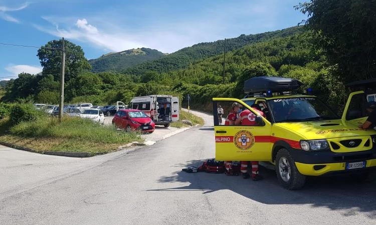 Bolognola, rovinosa caduta mentre percorre un sentiero: escursionista recuperata in elisoccorso Bolognola, rovinosa caduta mentre percorre un sentiero: escursionista recuperata in elisoccorso
