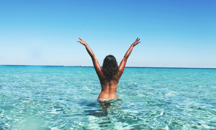 Porto Potenza, prendono il sole nudi sulla spiaggia: multata coppia di bagnanti