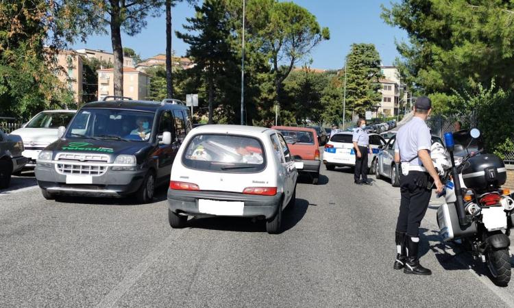 Macerata, speronano un'auto e si danno alla fuga: fermato Maggiolone con 3 persone a bordo