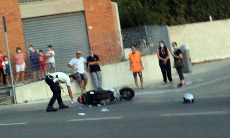 Corridonia, rovinosa caduta con lo scooter: un uomo trasportato all'ospedale (FOTO)