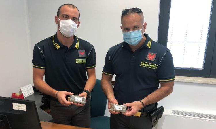 Macerata, sequestrati 500 grammi di hashish e una pistola scacciacani: arrestato 30enne (VIDEO) Macerata, sequestrati 500 grammi di hashish e una pistola scacciacani: arrestato 30enne (VIDEO)