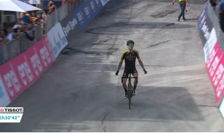 Tirreno-Adriatico, Simon Yates vince in solitaria a Sassotetto e conquista la maglia azzurra