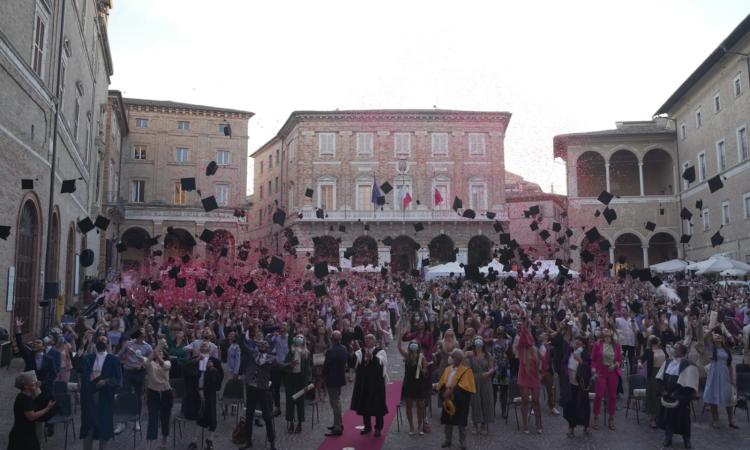 Macerata, Il lancio dei tocchi in piazza  conclude la tre giorni di festa dei laureati Unimc