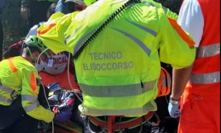 Sefro, sbanda con la moto e finisce in una scarpata: intervengono Soccorso Alpino e eliambulanza Sefro, sbanda con la moto e finisce in una scarpata: intervengono Soccorso Alpino e eliambulanza