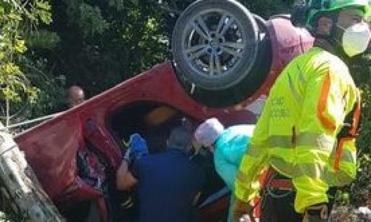 Apiro, esce fuori strada con l'auto che si ribalta: 30enne rimane tutta la notte incastrato nell'abitacolo (FOTO)