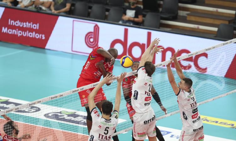 Supercoppa, Lube sconfitta all'esordio stagionale: Trento si impone al tie break (FOTO) Supercoppa, Lube sconfitta all'esordio stagionale: Trento si impone al tie break (FOTO)