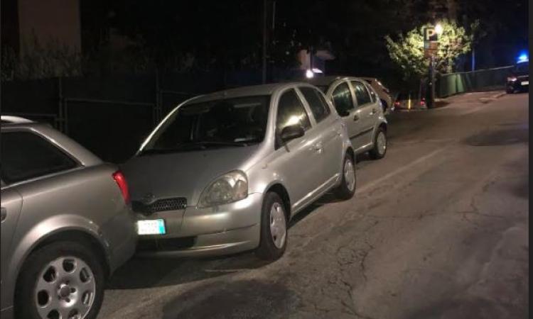 Macerata, giovane coppia ubriaca sveglia via Piave: durante il litigio fanno "strike" contro 3 auto parcheggiate Macerata, giovane coppia ubriaca sveglia via Piave: durante il litigio fanno "strike" contro 3 auto parcheggiate