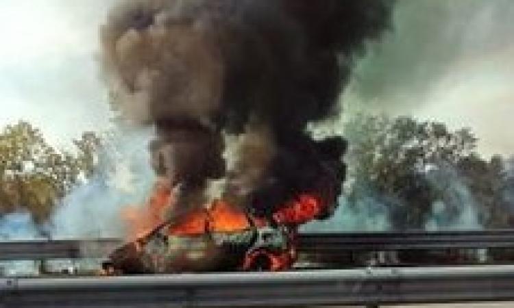 Civitanova, paura in superstrada: auto divorata dalle fiamme (FOTO)