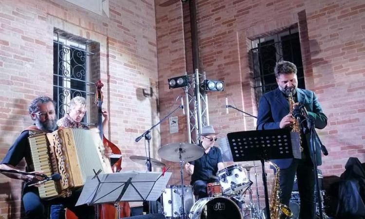 Tolentino, "Casadei secondo me": un successo il concerto del Simone Zanchini Quartet Tolentino, "Casadei secondo me": un successo il concerto del Simone Zanchini Quartet