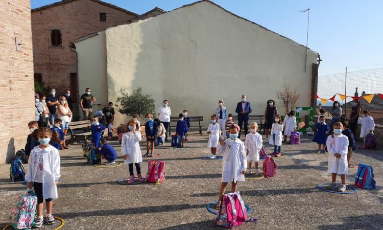 Recanati, si torna a scuola dopo 6 mesi: tanta emozione per il primo giorno