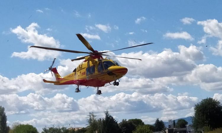 Treia, macchinario si attiva durante la pulizia: operaio a Torrette in elisoccorso