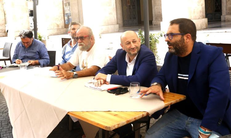 Giobbe Covatta scende in campo e lancia la coppia Carrabs-Miliozzi lungo la linea "verde" (FOTO) Giobbe Covatta scende in campo e lancia la coppia Carrabs-Miliozzi lungo la linea "verde" (FOTO)