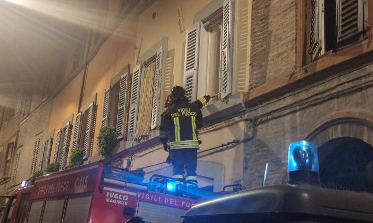 Macerata, principio d'incendio in un appartamento del centro: intervengono i Vigili del Fuoco (FOTO)
