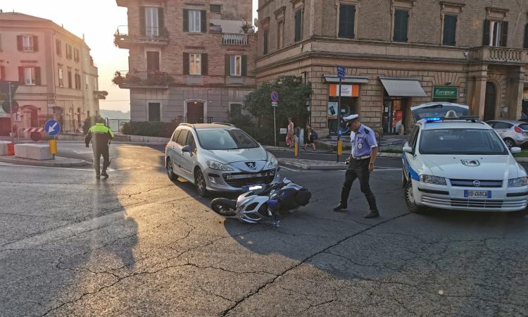 Macerata, tamponato da un'auto mentre va a scuola con lo scooter: spavento per un giovane Macerata, tamponato da un'auto mentre va a scuola con lo scooter: spavento per un giovane