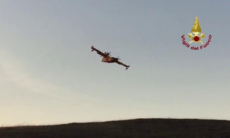 Cingoli - Sterpaglie a fuoco, bosco a rischio: richiesto l'intervento dei canadair Cingoli - Sterpaglie a fuoco, bosco a rischio: richiesto l'intervento dei canadair