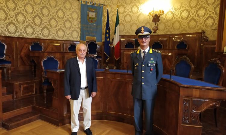 Macerata, il presidente della Provincia riceve il nuovo comandante della Guardia di Finanza Macerata, il presidente della Provincia riceve il nuovo comandante della Guardia di Finanza