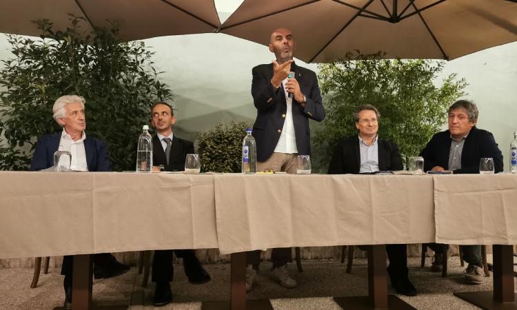 "I figli sono una benedizione per la coppia": Parcaroli e il senatore Pillon mettono la famiglia al centro "I figli sono una benedizione per la coppia": Parcaroli e il senatore Pillon mettono la famiglia al centro
