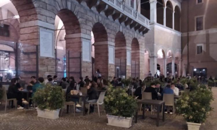 Macerata, 2 dipendenti e un cliente senza mascherina: chiusa per 5 giorni la "Porchetteria Centrale"